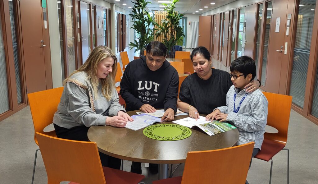 Tutkijatohtori Sanna Hokkanen tuki intialaisen tutkijapariskunnan vierailua.